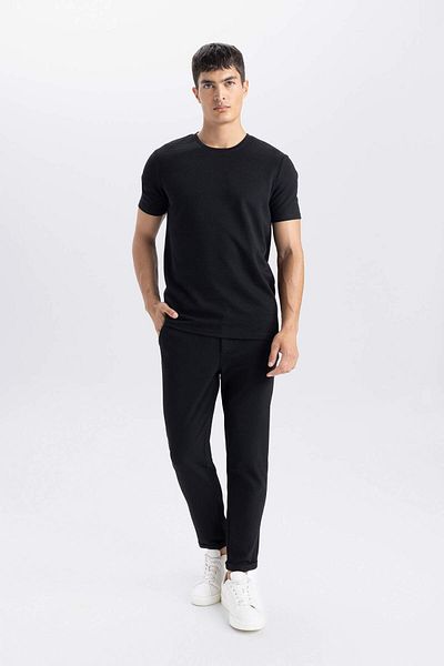 DeFacto Slim Fit Slim Fit Crew Neck Krátký rukáv Basic Jednobarevné černé tričko M6608AZ24SP