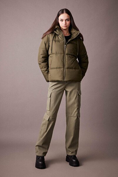 DeFacto Su İtici Şişme Mont Oversize Geniş Kalıp Kapüşonlu Isı Yalıtımlı Rüzgar Geçirmez Puffer A0757AX23WN