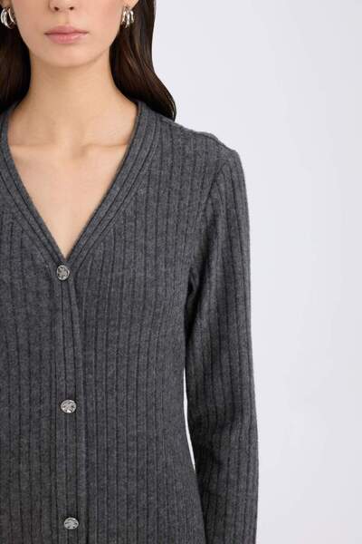 DeFacto Bodycon Vücudu Saran Basic Düz V Yaka Düğmeli Fitilli Kaşkorse Midi Uzun Kollu Elbise B3261AX23AU