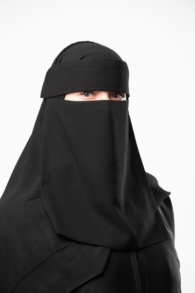 outline Women's long niqab with a drawstring and side strap – stylish and com...