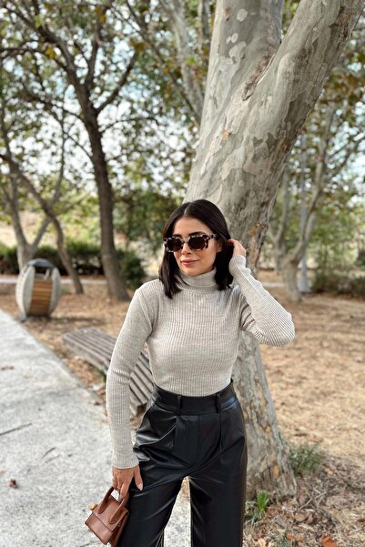 NEW LAVİVA Γυναικείος γιακάς σε μπεζ λαιμόκοψη, μακρυμάνικο, εφαρμογή που εφαρμόζει στο σώμα, ελαστικό ύφασμα, μονόχρωμο σχέδιο, πλεκτή μπλούζα