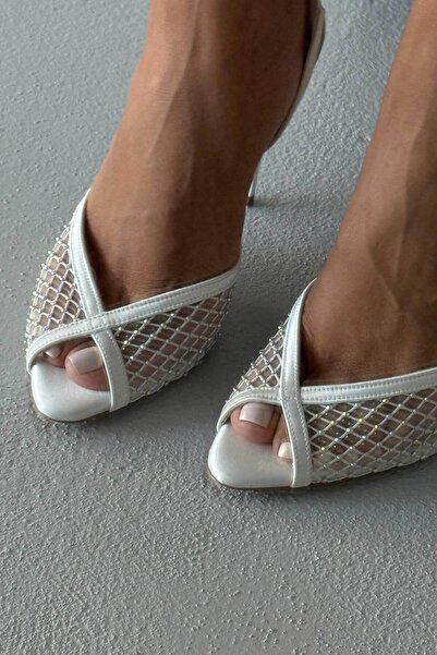 AYAKKABI PRENSİ Detailní bílé saténové boty na podpatku Arlo Stone 10 cm