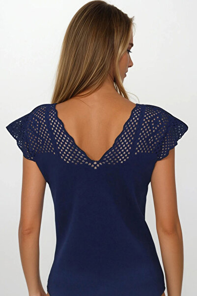 VAGGON Γυναικεία μπλούζα πλεκτή σε μπλε ναυτικό με λαιμόκοψη σε σχήμα V μπροστά και πίσω δαντελωτή πλέξη ελαφρύ Vs00265