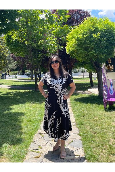 Sobe Hediyelik Black Coral Patterned V-Neck Casual Summer Dress – Asymmetrical Cut 38-50 Size Compatible