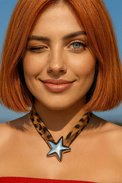 TAKIŞTIR قلادة بتصميم نجمة منقوشة بنمط الفهد باللون الفضي