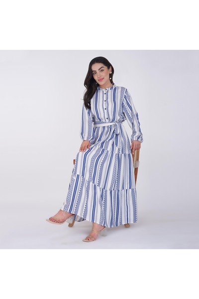 LINELLE فستان ماكسي متعدد الطبقات مطبوع باللونين الأبيض والأزرق - ياقة ماندري...