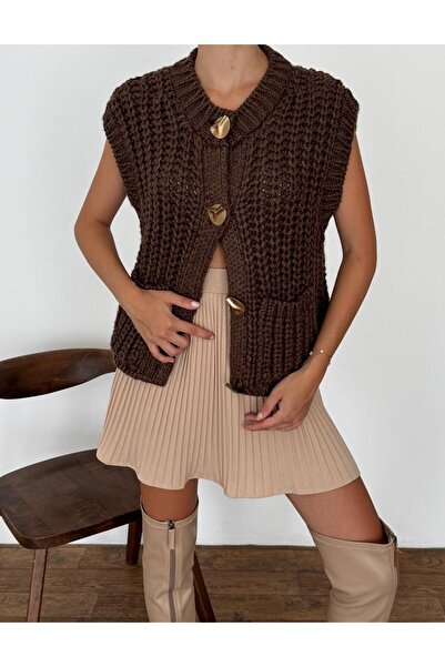 fujya Дебела плетена жилетка с двойни джобове и метални копчета, кафе