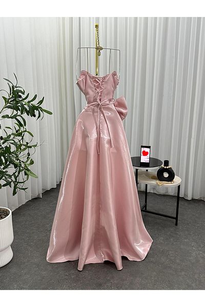 Diva style Elegant and distinctive evening dress with crinkle fabric