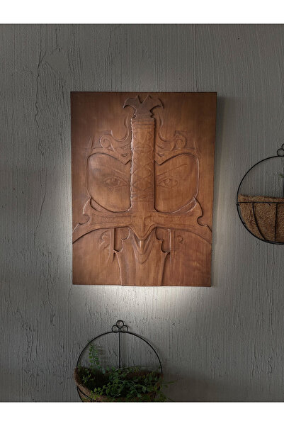 Store Gölgelerin Nöbetçisi – Ahşap Oyma Duvar Tablosu | Savaşçı Gözler ve Kılıç Motifli Dekor | Rustik