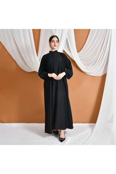 HAWRAA عباية سَنا : تصميم عملي ربع كلوش بسحاب مخفي وأكمام مزمومة