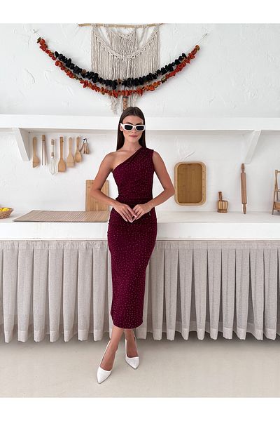 LE CARAMBOLE Rochie lungă de damă, burgundă, cu un singur umăr și fantă