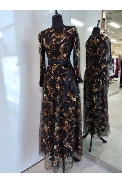 Butik Varak baskılı kuşaklı şifon siyah elbise