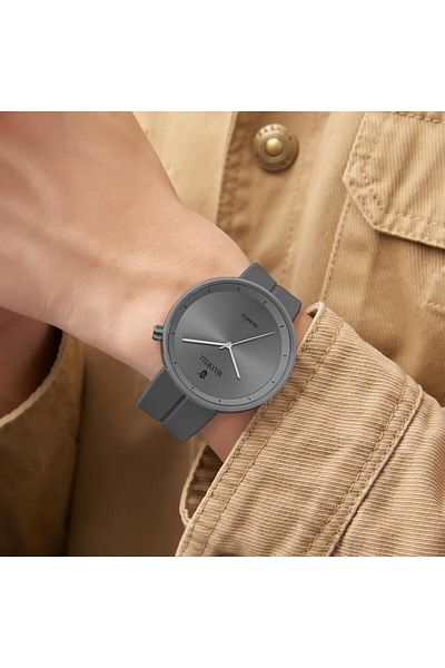 Re A watch with an elegant and distinctive design