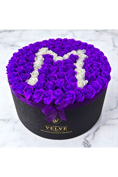 velve Aranjament floral personalizat cu litera, cutie rotunda neagra cu 101 trandafiri de sapun, Litera M