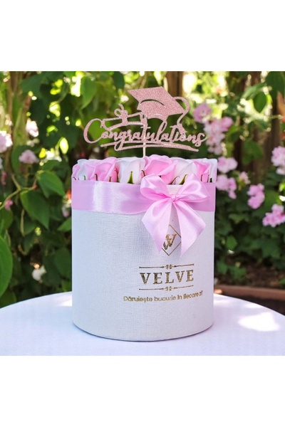 velve Aranjament floral absolvire Radiance, in cutie rotunda alba, cu 25 tran...