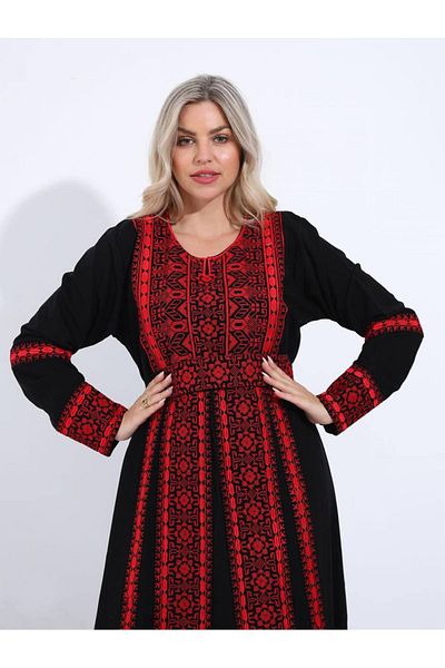 Lyaly aljlabyh The "Pillars of Authenticity" jalabiya is a luxurious black dress with rich crimson embroidery and vertical patterns, for a modern and captivating heritage look.