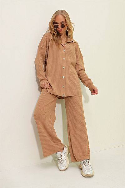 VAGGON Women's Biscuit Buttoned Self-Textured Knitwear Suit Vgn-X9364
