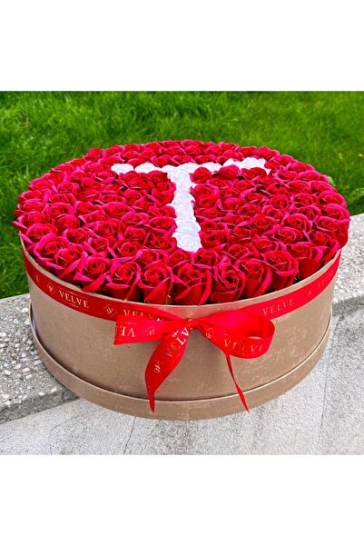 velve Aranjament personalizat cu litera, cutie rotunda aurie cu 101 trandafir...