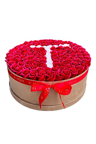velve Aranjament floral personalizat cu litera, cutie rotunda aurie cu 151 tr...