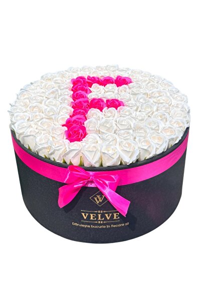 velve Aranjament floral personalizat cu litera, cutie rotunda neagra cu 151 t...