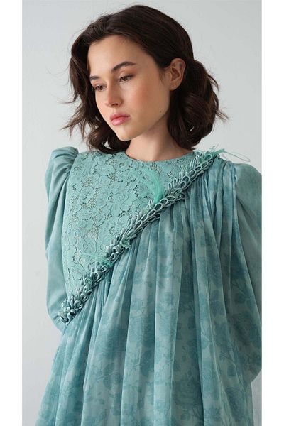 miha Hicran Önal Lace Detailled Cape Dress from the Shoulder Green
