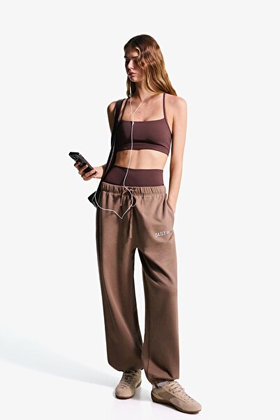 Bershka İşlemeli pamuklu jogger pantolon