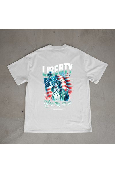urbvn تي شيرت أبيض كبير الحجم مطبوع بتصميم ليبرتي