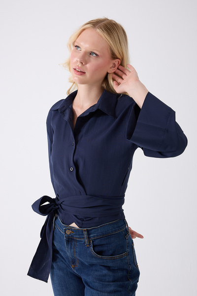 Fumel Жіноча іспанська сорочка з зав'язками на рукавах і поясом на талії, темно-синя