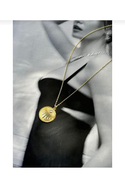 YONGA'S BOUTİQUE Gold Round Medallion Necklace