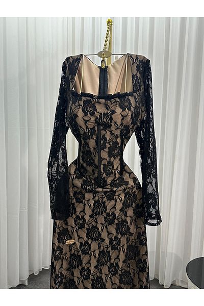 Diva style A distinctive and elegant evening dress, lined with stretch crepe lace.