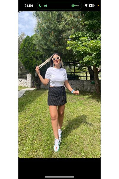 nutika تنورة قصيرة مخططة بخصر مطاطي ومزينة بأزرار