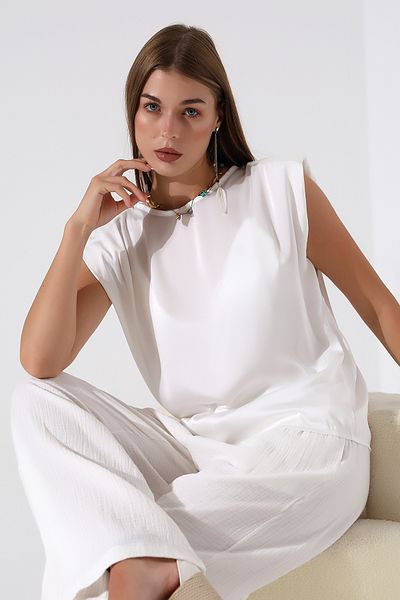 Dreamlike White Satin Padded Blouse – Strong Elegance & Soft Sparkle