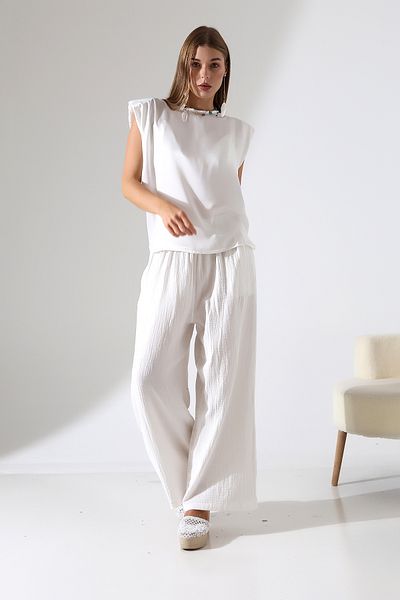 Dreamlike White Satin Padded Blouse – Strong Elegance & Soft Sparkle