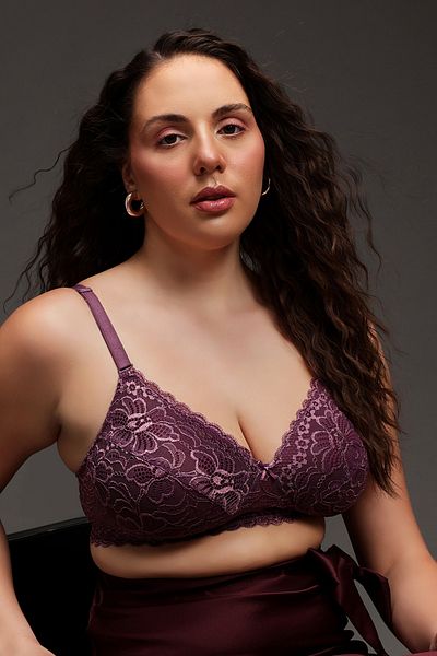 Clovia Padded Non-Wired Full Coverage Multiway Bra in Wine Colour - Lace