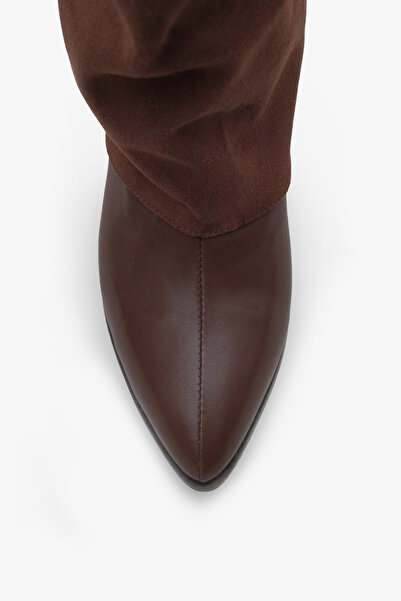 LOJO Női hegyes orrú sarkú csizma Cora Brown