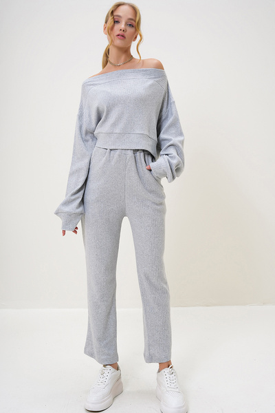 Trend Alaçatı Stili Women's Interlock Fabric Madonna Collar Crop Sweat and Pants Set Gray Alc-X13075