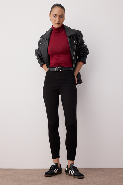 Trendyol Collection Schwarze, körperbetonte, dehnbare Skinny-Jeans mit hoher Taille TWOSS25JE00051