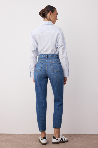 Trendyol Collection Blugi mom cu talie înaltă albastri TWOSS23JE00085