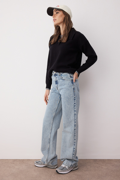 Trendyol Collection Hellblaue Jeans mit hoher Taille und weitem Bein TWOSS25JE00278