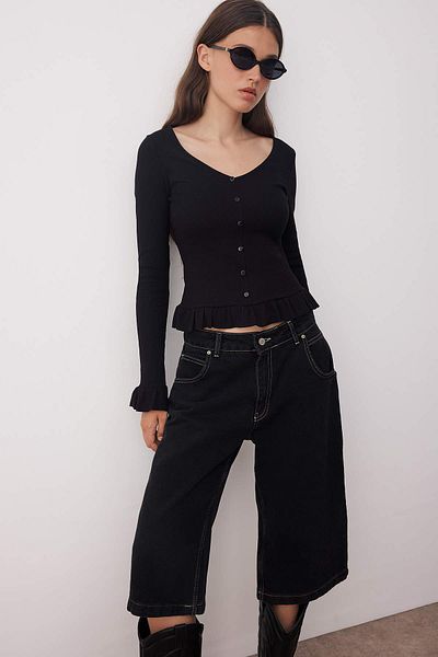 Trendyol Collection Μαύρη φούστα με λαιμόκοψη V με βολάν Πλεκτή μπλούζα TWOAW26BZ00100