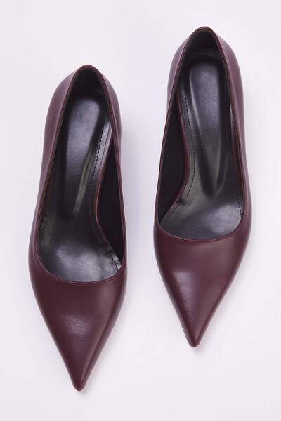 TRENDYOL SHOES Γυναικεία κλασικά παπούτσια με τακούνι μπορντό με μυτερό τακούνι TAKAW26TO00011