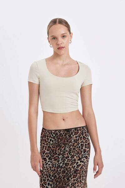 DeFacto Εφαρμοσμένο μπλουζάκι με λαιμόκοψη σε U Basic μονόχρωμο κοντό μανίκι C6102ax24sm