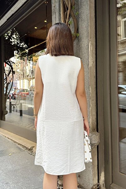 NEW LAVİVA Λευκό αμάνικο άνετο μίντι φόρεμα σε γραμμή Α με σκίσιμο στο λαιμό και κρυφές διπλές τσέπες