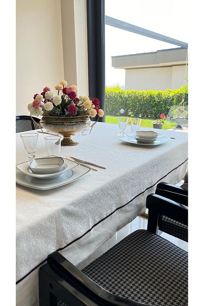 Tropikhome White Cotton Bordered Luxury Tablecloth
