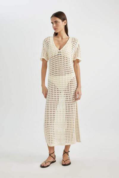 DeFacto فستان شاطئ محبوك بأكمام قصيرة ورقبة على شكل حرف V - Fall in Love C6138AX24SM