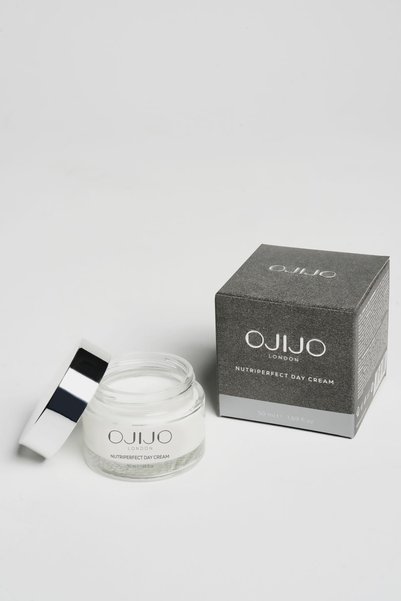 OJIJO LONDON كريم مرطب للوجه ذو أساس مائي لجميع أنواع البشرة 50 مل - نياسيناميد، ألفا أربوتين، الجوجوبا، المشمش