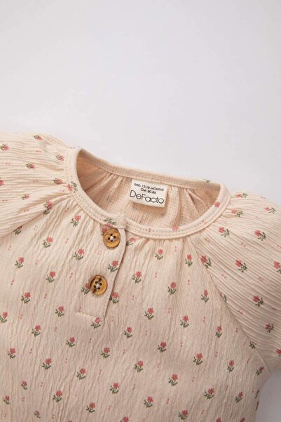 DeFacto Kız Bebek Yeni Doğan Düğmeli Yaka Çiçekli Krinkıl Kumaş Uzun Kollu Çıtçıtlı Body B9477A524SP