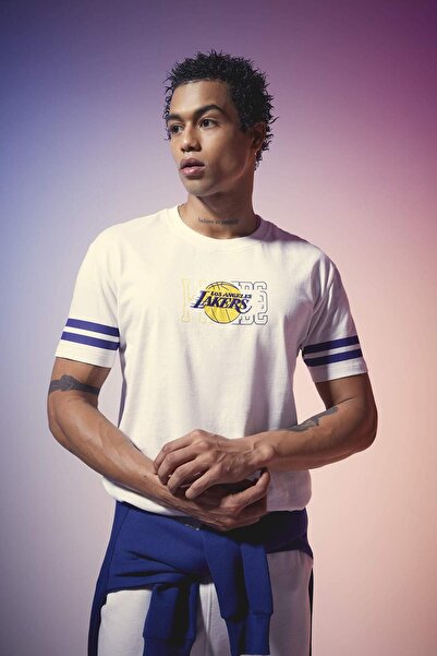 DeFacto DeFactoFit NBA Los Angeles Lakers Standart Fit Bisiklet Yaka Kısa Kollu Tişört B3896AX24SP