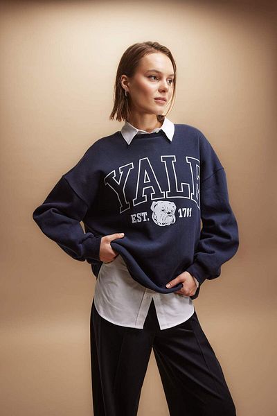DeFacto Yale University Oversize Wide Fit Crew Neck Potištěná tlustá mikina B2539AX23WN