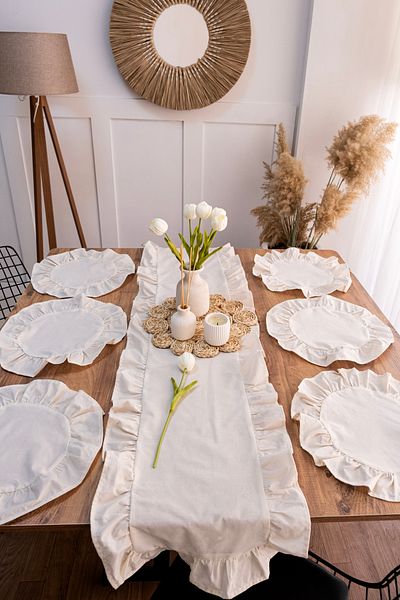 Morlay Set de prezentare pentru tacamuri cu volane 7 piese 6 bucati farfurii americane + 1 bucati Runner cu volane - 40x150 cm